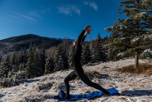 Motivatieyoga op de bergheuvels