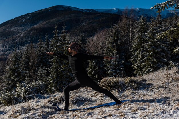 Motivatieyoga op de bergheuvels