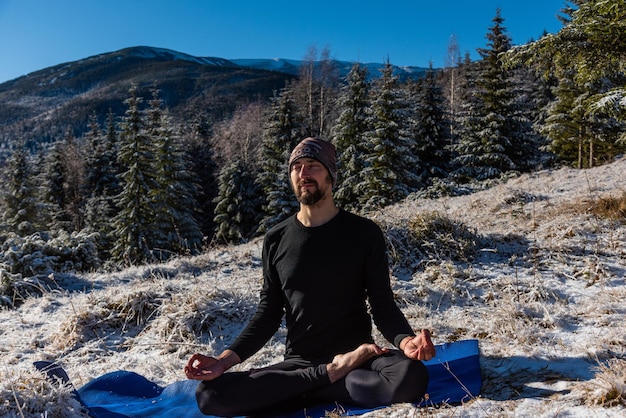 Motivatieyoga op de bergheuvels