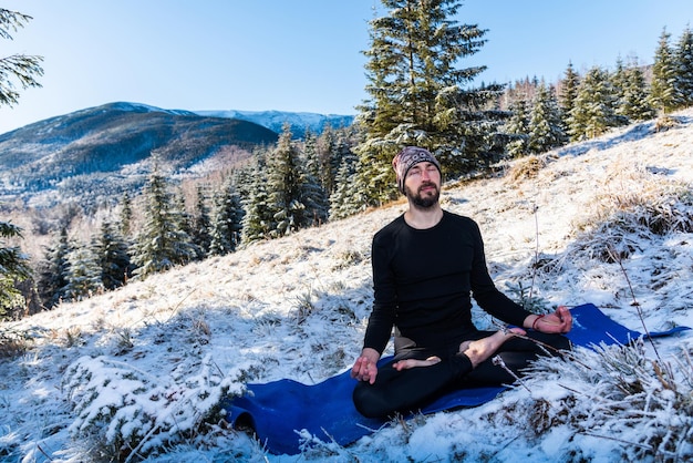 Motivatieyoga op de bergheuvels