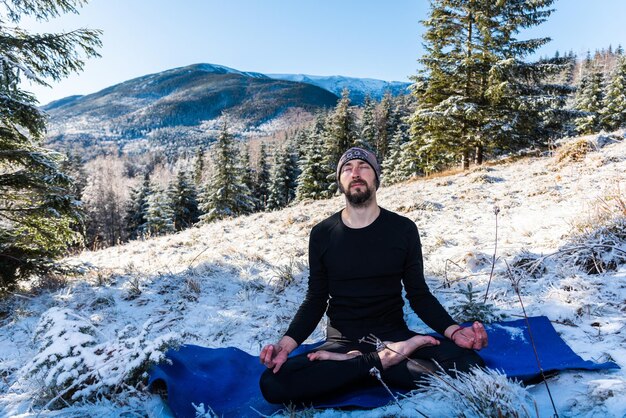 Motivatieyoga op de bergheuvels