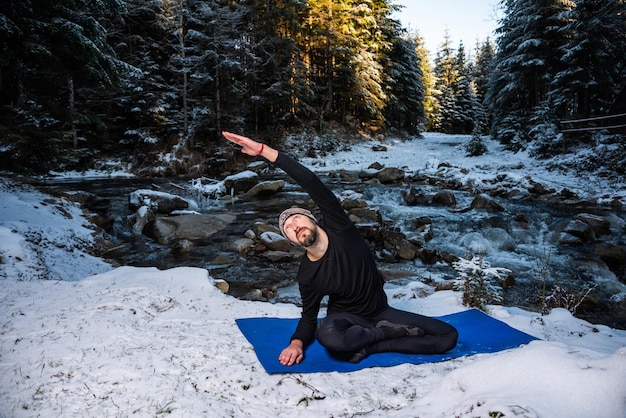 Motivatieyoga op de wilde natuur bij de rivier