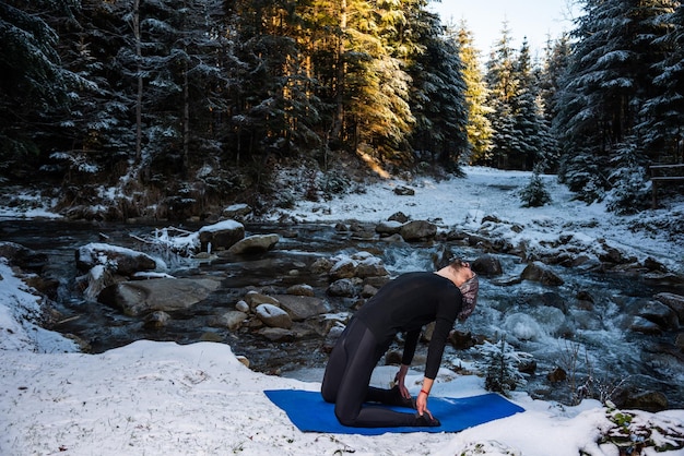 Motivatieyoga op de wilde natuur bij de rivier