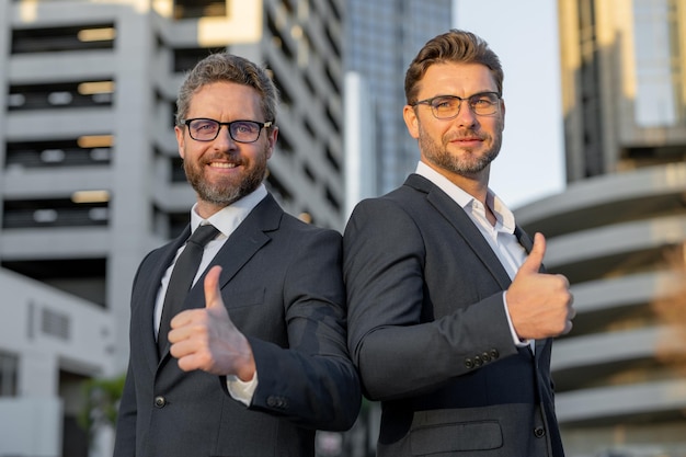 Foto motivazione per gli affari la partnership tra i due uomini d'affari ha avuto successo rimane un successo b