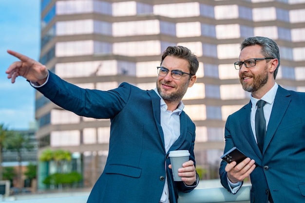 2 人のビジネスマンのモチベーションとインスピレーション 2 人のビジネスマンが自分たちの戦略について話し合いました。