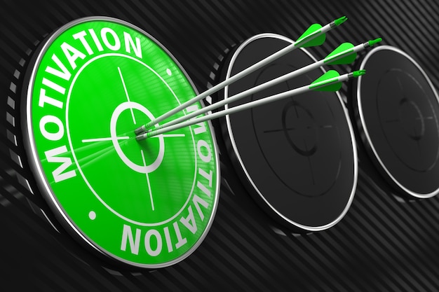 Мотивация - три стрелки попадают в центр зеленой цели на черном фоне.
