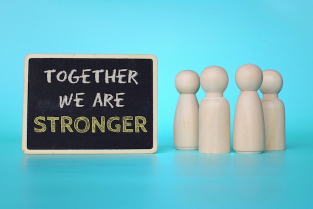 Foto motiverende citaten houten poppen en krijtbord met tekst together we are stronger