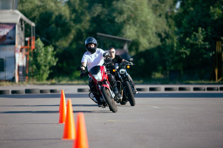 Foto moto school baan rijden een motorrijder op een motorfiets