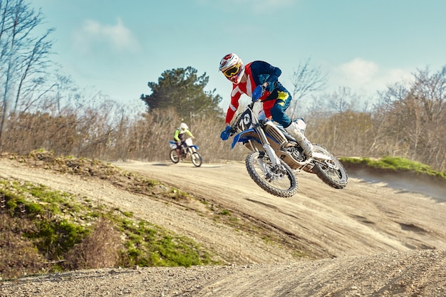 Concetto di motocross, il motociclista va fuori strada facendo sci estremo.