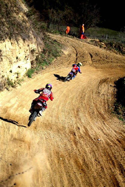 Motocross op een onverharde weg