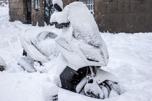 Foto motor bedekt met sneeuw op een winterse dag