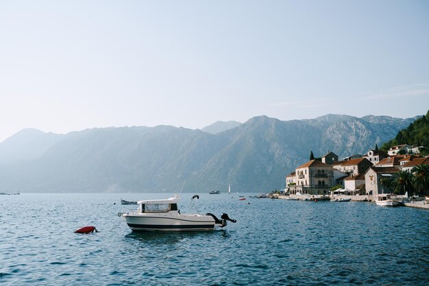 Моторная лодка в которской бухте у побережья пераста черногории