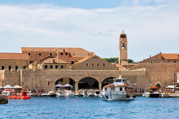 크로아티아 두브로브니크(Dubrovnik)의 아드리아 해(Adriatic Sea) 구 항구에서 모터 보트. 배경에 사람들