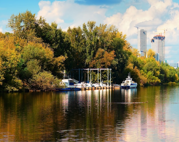 Photo motor boats at quay during autumn season background