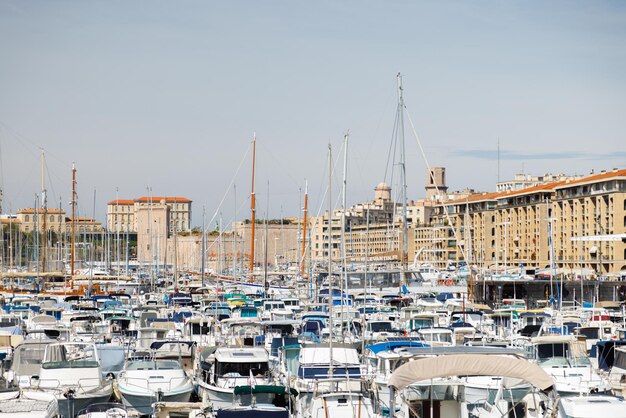 Foto motor- en zeilboten staan dicht geparkeerd in de jachthaven van marseille tegen de achtergrond van de stad