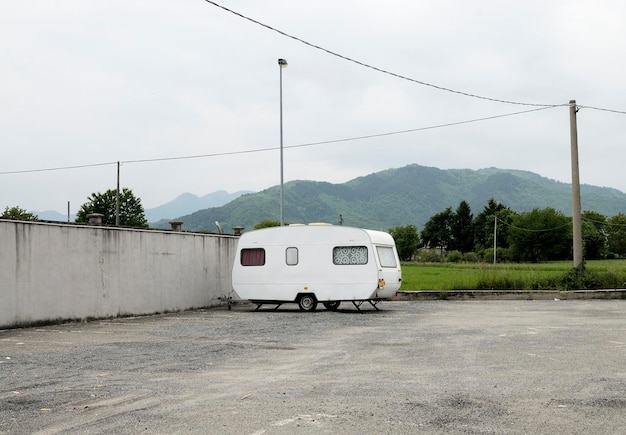 写真 ⁇ りの空に照らして道路を走るモーターホーム