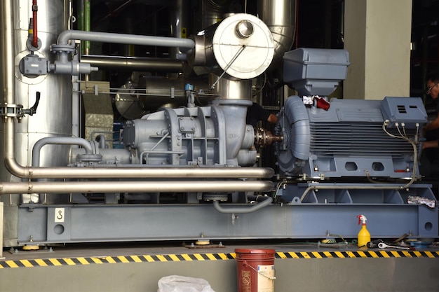 Двигатель для больших промышленных машин на производственной линии