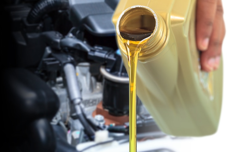 Photo motor oil pouring
