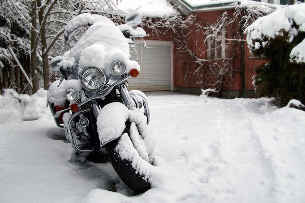 Motor onder de sneeuw in de tuin van het huis