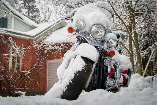 Motor onder de sneeuw in de tuin van het huis