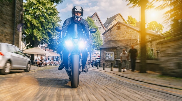 Motor op de stadsweg rijden met plezier rijden op een stadsweg tijdens een motortourreis