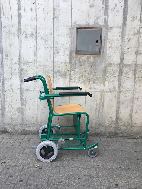 Foto scooter parcheggiato di fronte all'edificio