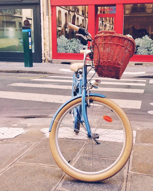 Foto scooter parcheggiato sul marciapiede