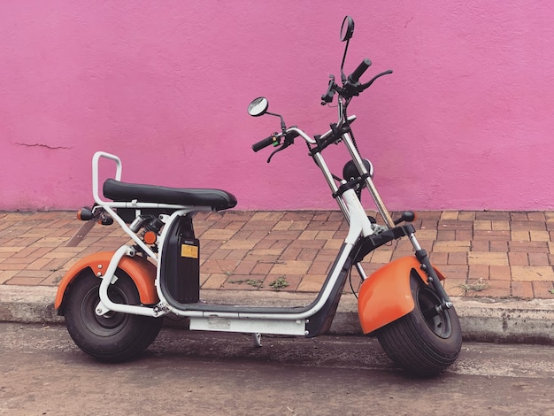 Motor scooter tegen de muur