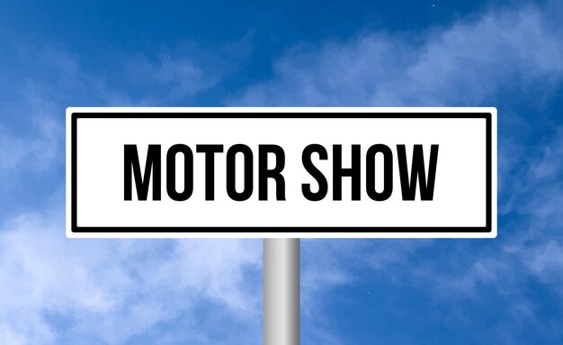 Motor show verkeersbord op bewolkte achtergrond