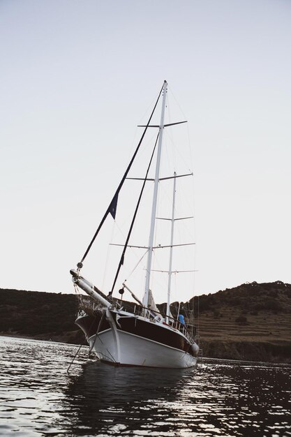 Photo motor yacht in the sea