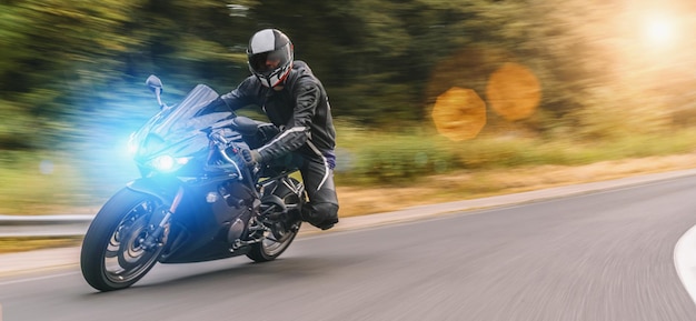 秋のロードライディングのバイク。バイクツアーの旅で空の高速道路を運転して楽しんでください。個々のテキストの copyspace。