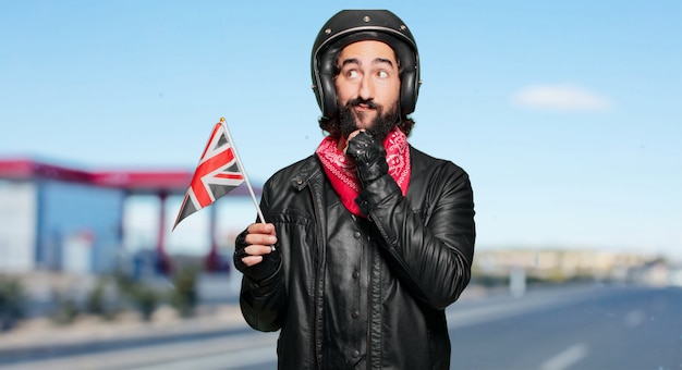 Мотоциклист с флагом Англии