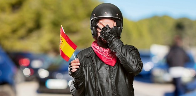 スペインの国旗とバイクのライダー