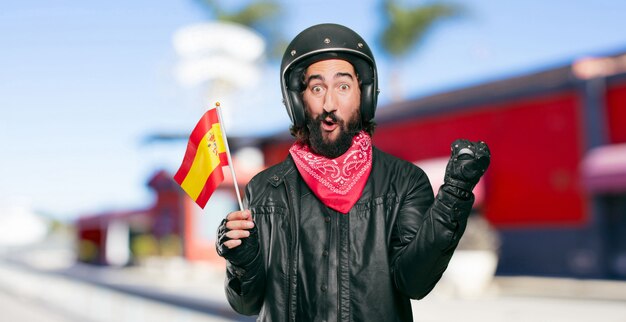 Pilota di moto con una bandiera della spagna