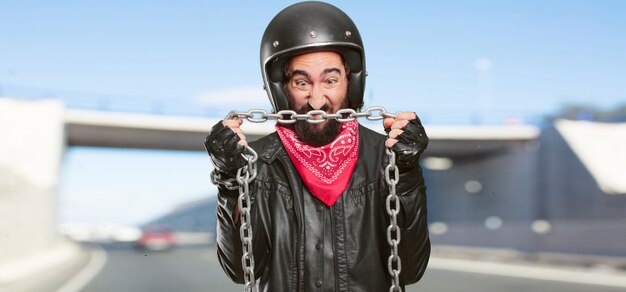 Foto motociclista con una catena d'acciaio