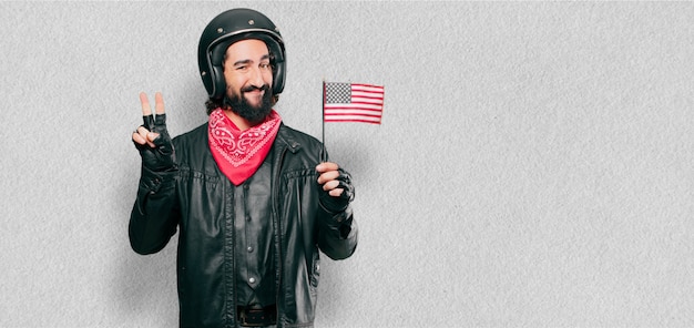 Foto motociclista con una bandiera usa