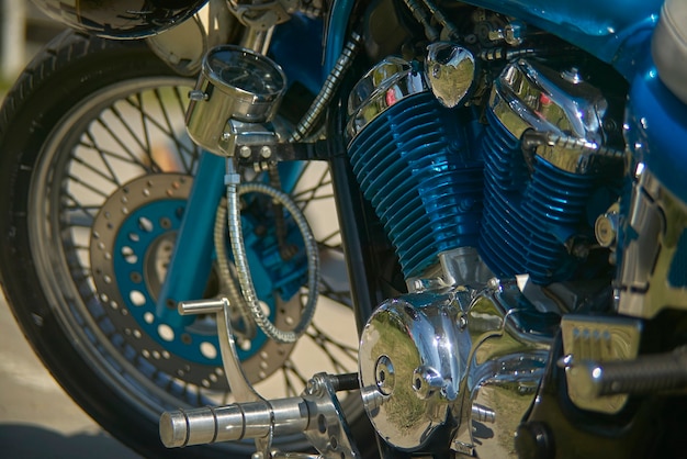 Motorblok van een kleurrijke custom blauwe motorfiets, met glinsterend chroom, een symbool van hoeveel passie kan leiden tot detaillering.