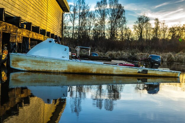 Foto barca a motore sul lago