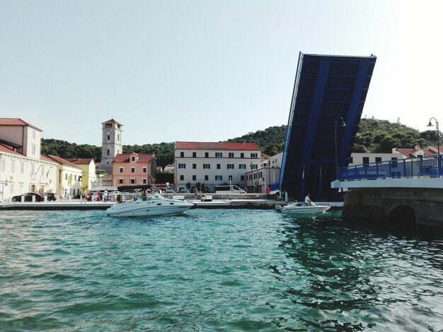 Foto barca a motore in mare vicino a edifici in città