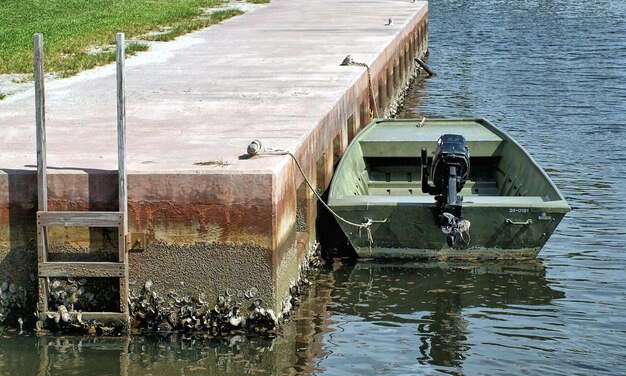 Motorboot aan de pier