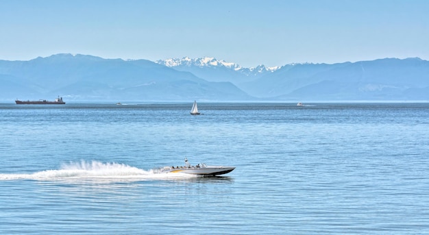 Motorboot die over de baai vaart met toeristische rondleiding
