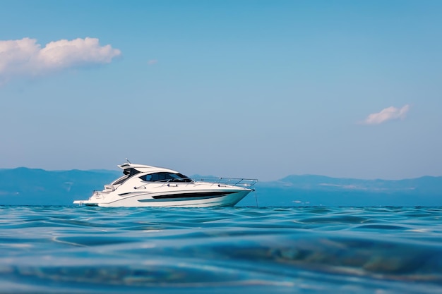 Motorboot drijft op helder turquoise water