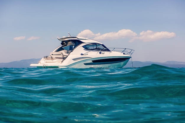 Motorboot drijvend op helder turquoise water