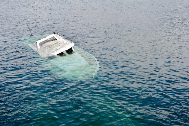 Motorboot gezonken in de zeekust van Hondarribia Baskenland Spanje