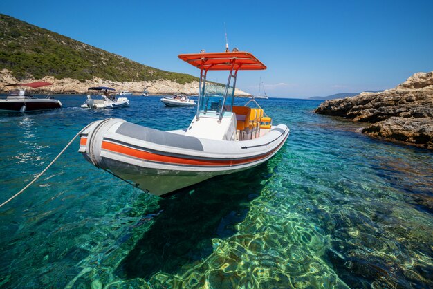 Motorboot op helder oceaanwater in Hvar, Kroatië.