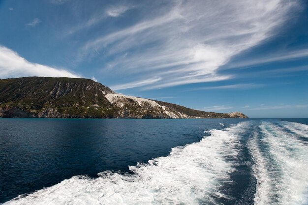 Foto motorbootkielzog, eolische eilanden, tyrreense zee, sicilië, italië