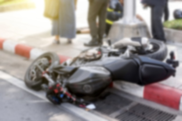 Incidente motociclistico sulla strada.