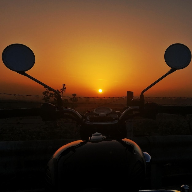 Foto motocicletta contro il cielo durante il tramonto