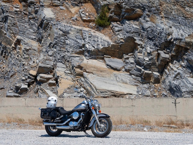 Мотоциклетный чоппер стоит на горном серпантине в Греции