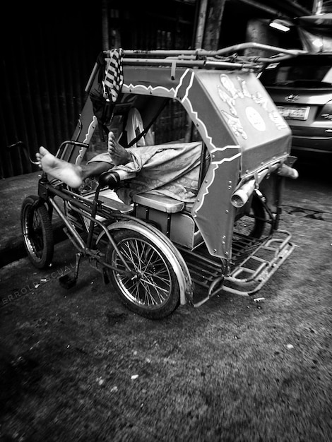 Foto motocicletta su carro a cavallo